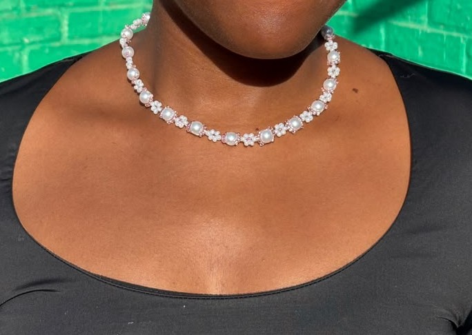 Pink and white flower pearl necklace